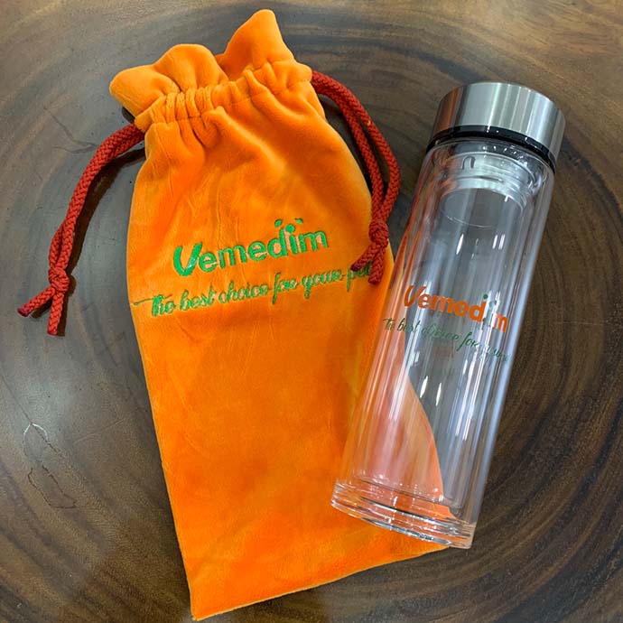 Bình Nước Thủy Tinh In Logo Kèm Túi Nhung – Quà Tặng Doanh Nghiệp Cao Cấp