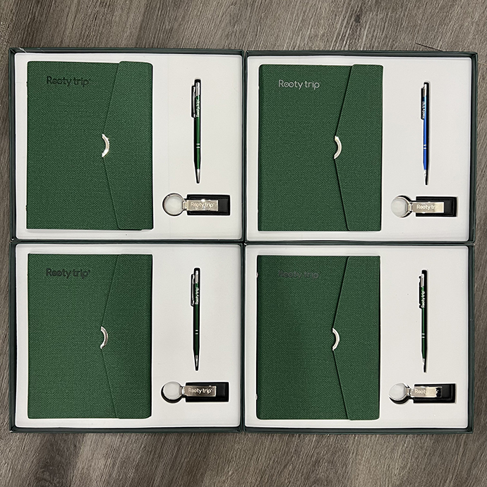 BKL 15 - Bộ Gift 3 Món Sổ Tay - Móc Khoá - Bút In Logo Rootytrip