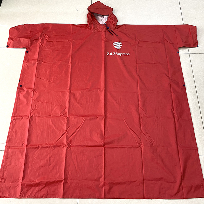 Áo Mưa Doanh Nghiệp Màu Đỏ In Logo 247 Express – Quà Tặng Nhân Viên & Đối Tác Chuyên Nghiệp
