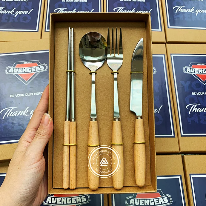 Bộ Muỗng Đũa Nĩa Cán Gỗ – Quà Tặng Thân Thiện, Sang Trọng, In Logo Theo Yêu Cầu