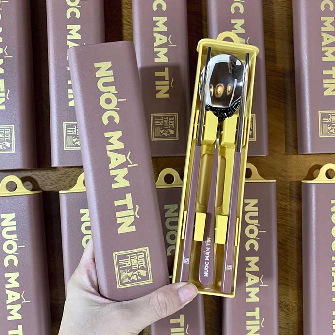 Bộ Muỗng Đũa Có Hộp Nút Bấm – Cao Cấp, In Logo Theo Yêu Cầu