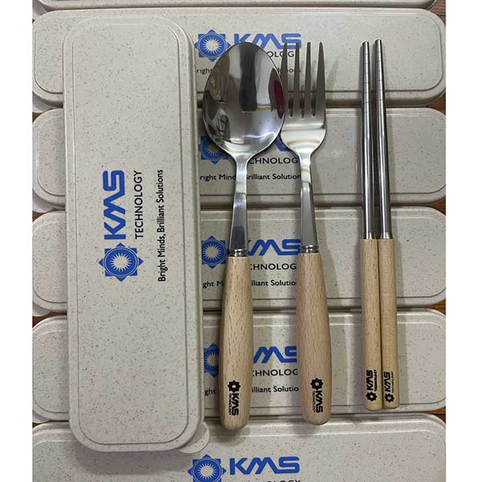 Bộ Muỗng Đũa Nĩa Inox Cán Gỗ Kèm Hộp – In Logo Theo Yêu Cầu