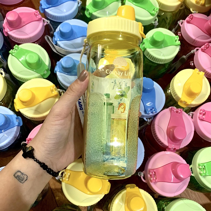 Bình Nước Nhựa Nắp Bật Nhiều Màu – Quà Tặng Doanh Nghiệp Tiện Ích 2025