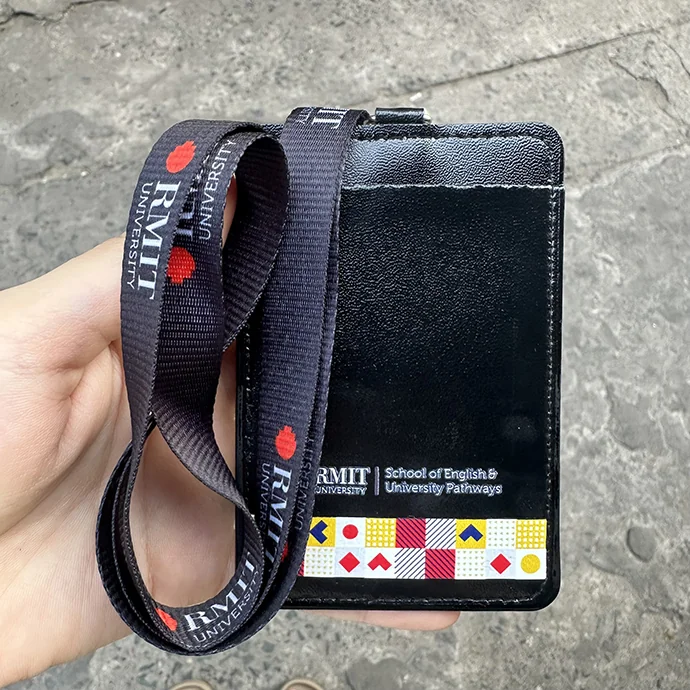 Dây Đeo Thẻ Kèm Bao Da Màu Đen – Lanyard Satin In Logo Theo Yêu Cầu