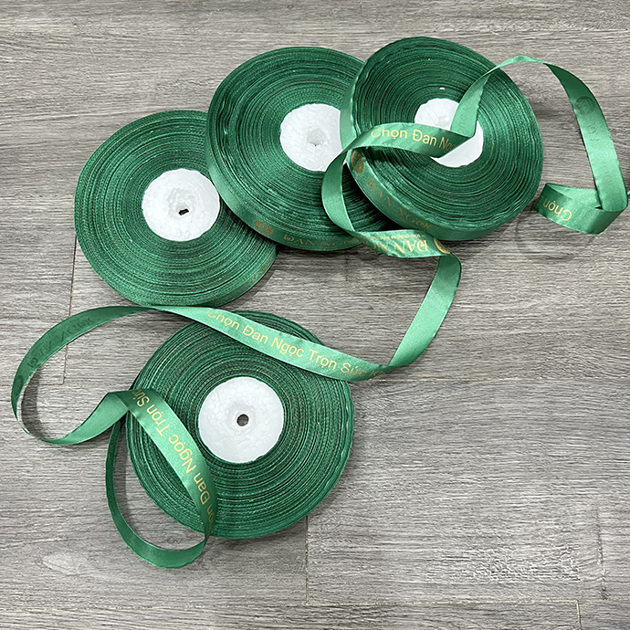 Ruy băng satin in logo màu xanh lá – in chữ vàng sang trọng