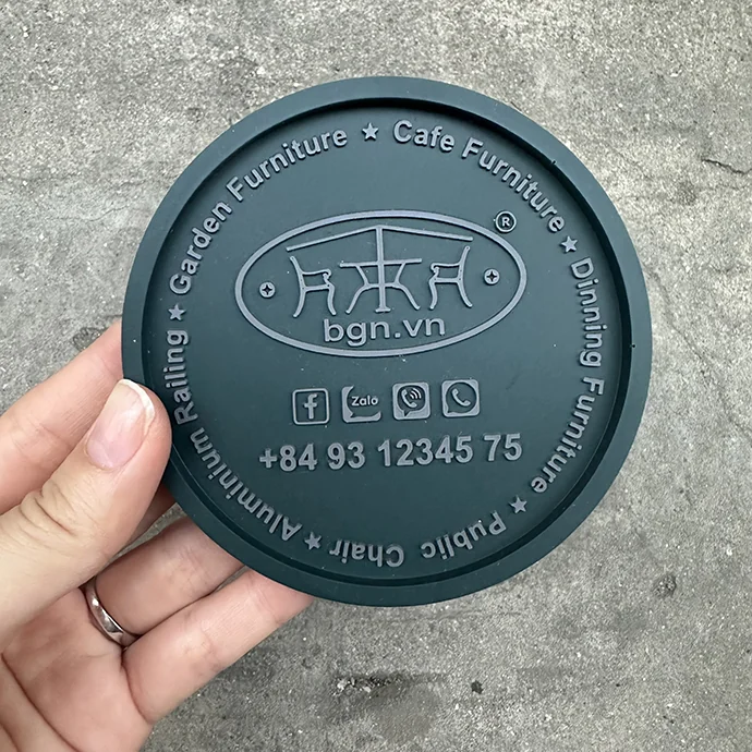 Đế Lót Ly Cao Su Dập Nổi Logo – Lót Ly Quảng Cáo Theo Yêu Cầu