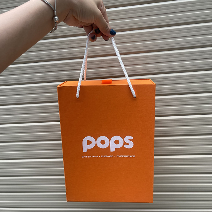 Hộp quà giấy cao cấp dạng túi xách màu cam in logo Pops