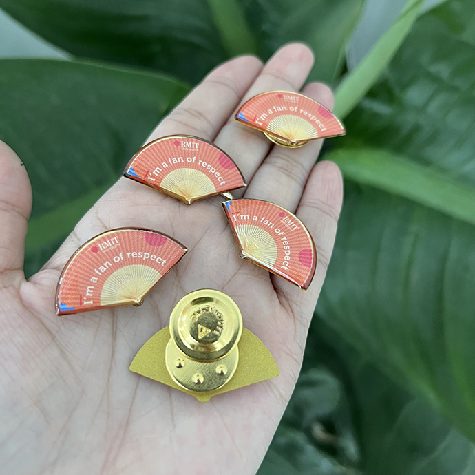 Huy Hiệu Cài Áo Kim Loại Hình Quạt – In Logo Theo Yêu Cầu