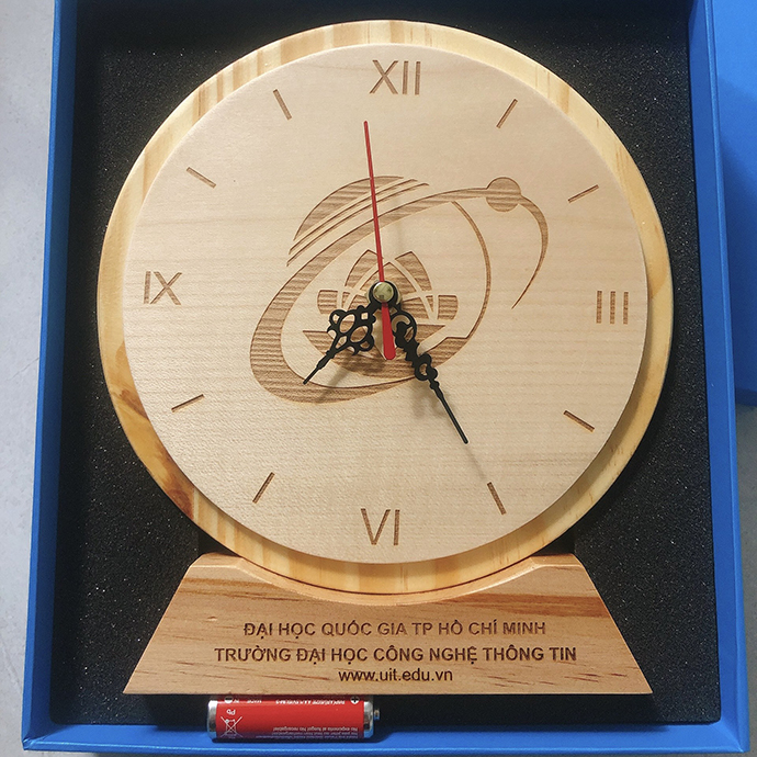 ĐH02- ĐỒNG HỒ GỖ KHẮC LOGO ĐẠI HỌC QUỐC GIA HỒ CHÍ MINH