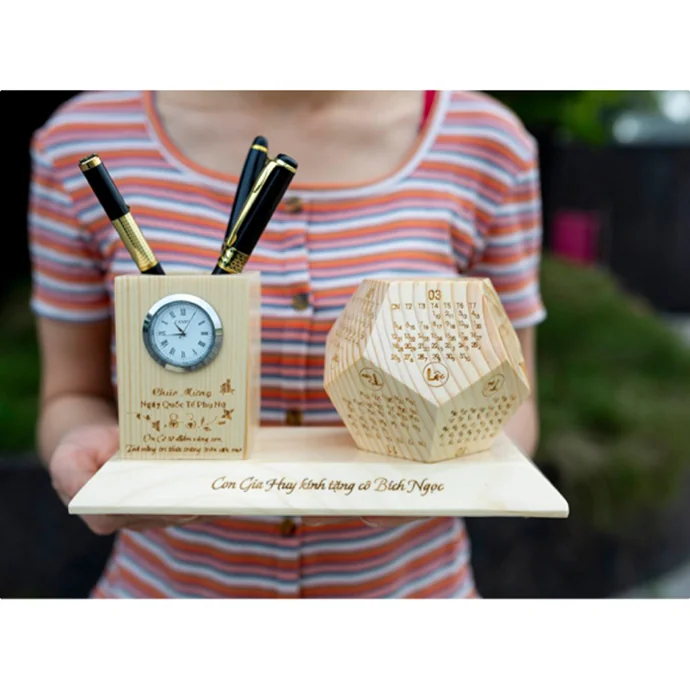 Bộ Quà Tặng Gỗ Khắc Theo Yêu Cầu – Ống Cắm Bút Kèm Đồng Hồ & Lịch Gỗ, In Logo/Khắc Nội Dung Cá Nhân Hóa