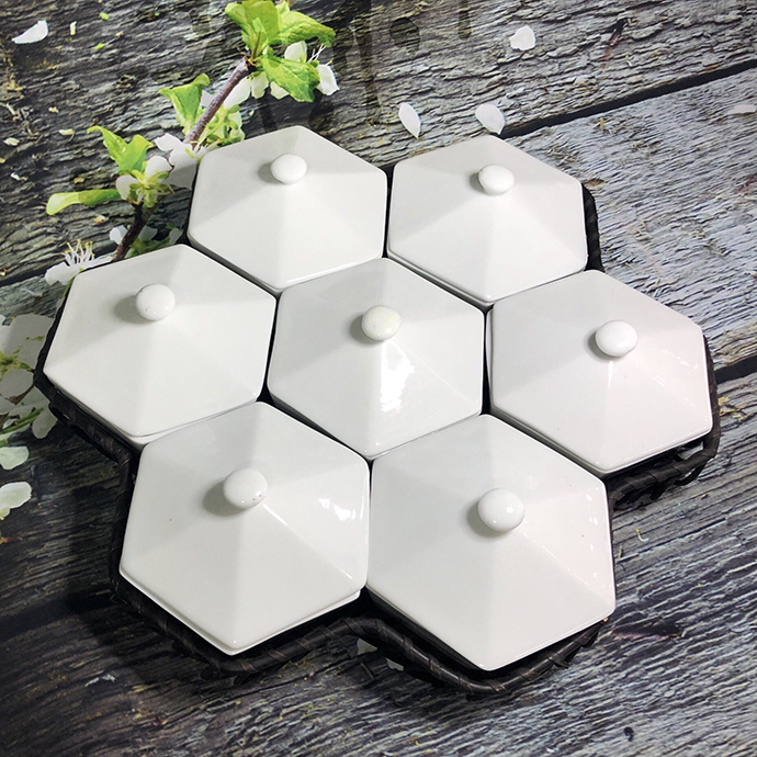 Bộ Hũ Sứ Lục Giác Giỏ Tre – Quà Tặng Doanh Nghiệp Sang Trọng & Tinh Tế