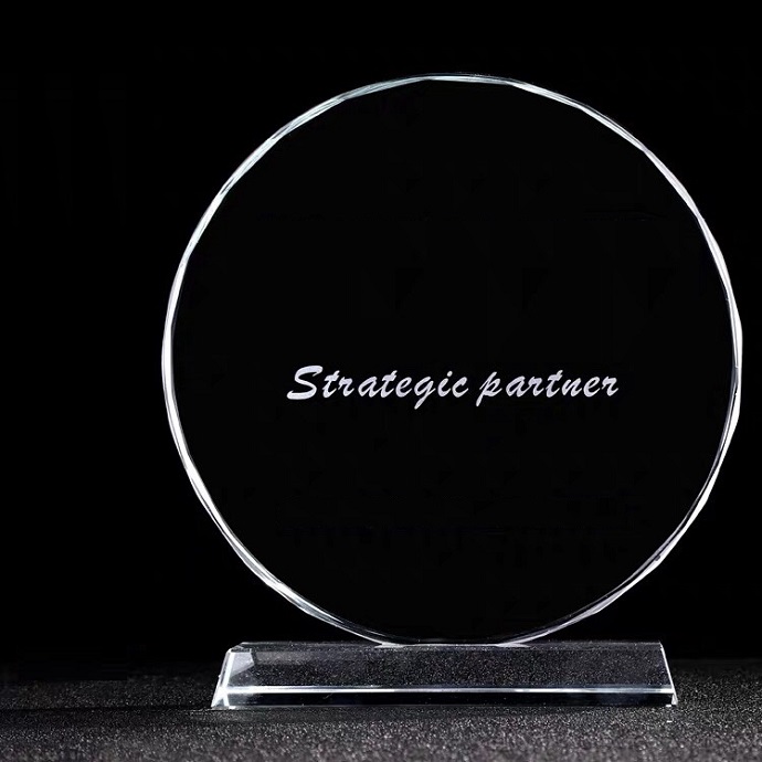 Cúp Pha Lê Tròn Sang Trọng – Khắc Chữ Strategic Partner