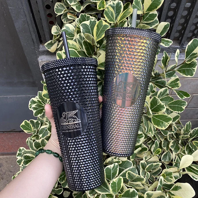 LY NHỰA KIM CƯƠNG IN LOGO THEO YÊU CẦU - LY NHỰA CÓ GÁI 700ML