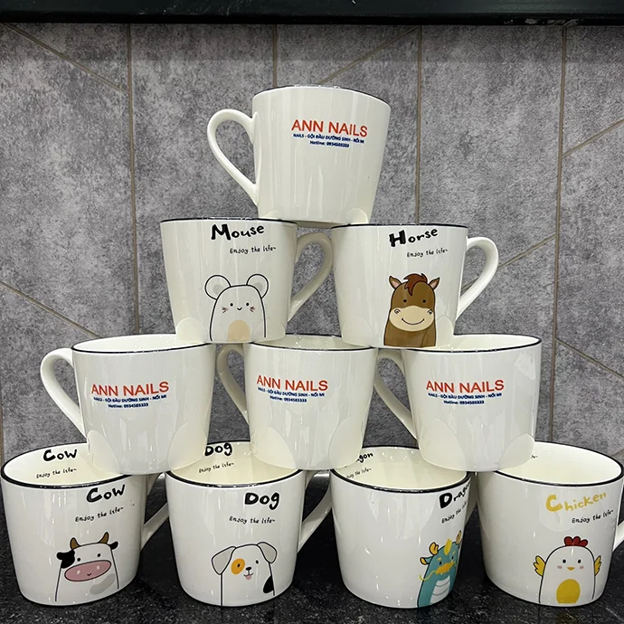 Ly Sứ Họa Tiết Ngộ Nghĩnh In Logo – Ly Sứ Gia Đình Cao Cấp
