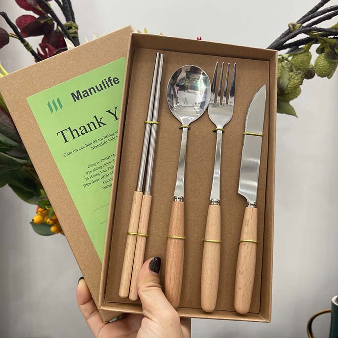 Bộ Dao Muỗng Nĩa Đũa Inox Cán Gỗ In Khắc Logo Theo Yêu Cầu