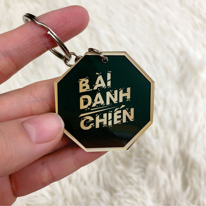 Móc Khóa Huy Hiệu Bát Giác Màu Xanh Đen Viền Vàng – In Chữ Theo Yêu Cầu