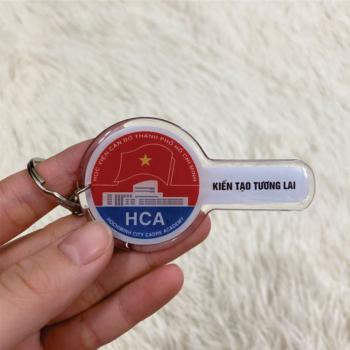 Móc Khóa Nhựa Trong Hình Bảng Tên – Màu Đỏ Xanh Trắng – Sản Xuất Theo Yêu Cầu