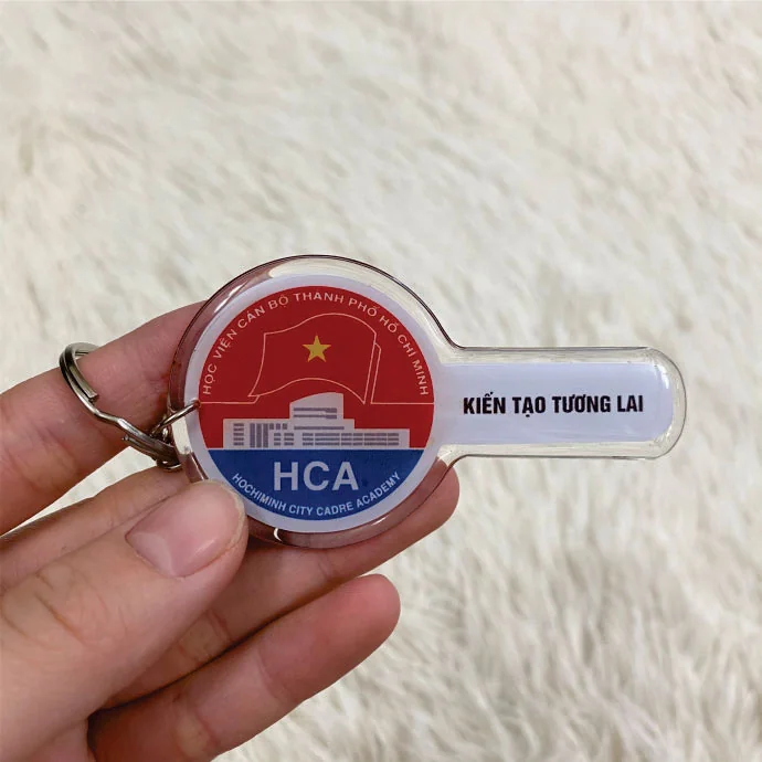 Móc Khóa Nhựa Trong Hình Bảng Tên – Màu Đỏ Xanh Trắng – Sản Xuất Theo Yêu Cầu