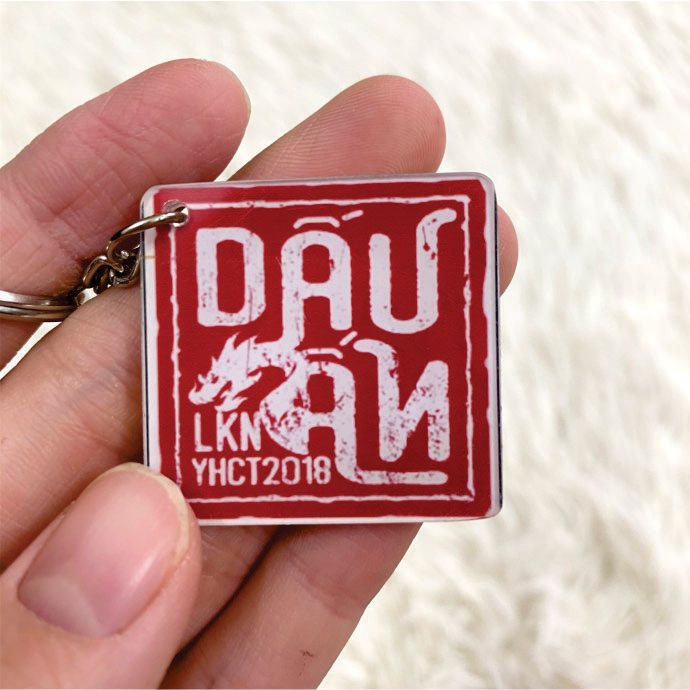 Móc Khóa Mica Vuông Màu Đỏ – Thiết Kế Phong Cách Dấu Ấn – In Theo Yêu Cầu