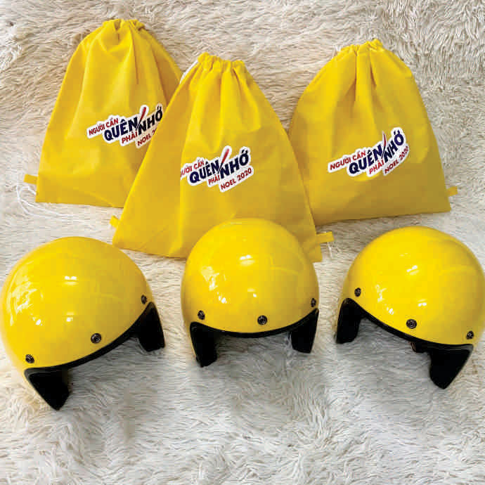 Nón Bảo Hiểm & Túi Rút Vải Vàng – Quà Tặng Doanh Nghiệp Sự Kiện Độc Đáo