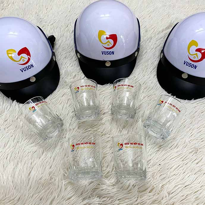 Bộ Quà Tặng Nón Bảo Hiểm & Ly Thủy Tinh In Logo – Quà Tặng Doanh Nghiệp Chuyên Nghiệp