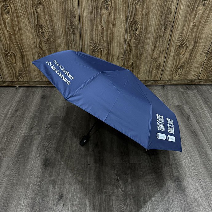 <p>Dù gấp gọn tay cầm nhựa đen tiện dụng</p>