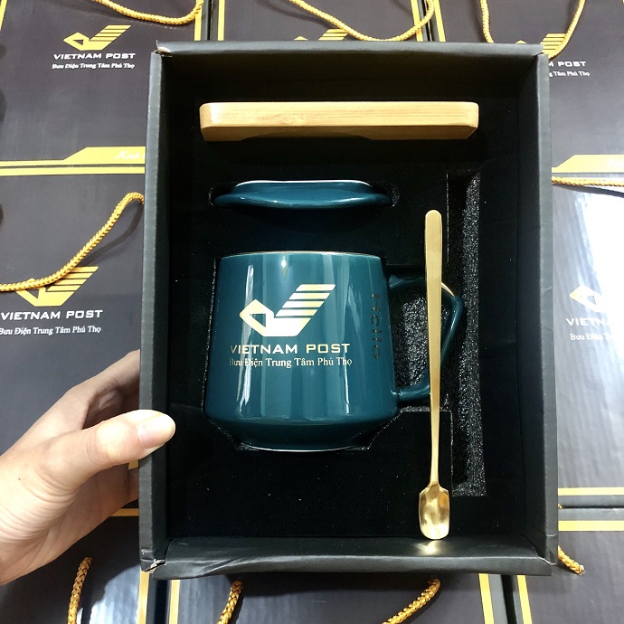 Set Quà Tặng Ly Sứ Cao Cấp – Kèm Nắp Gỗ & Muỗng Mạ Vàng