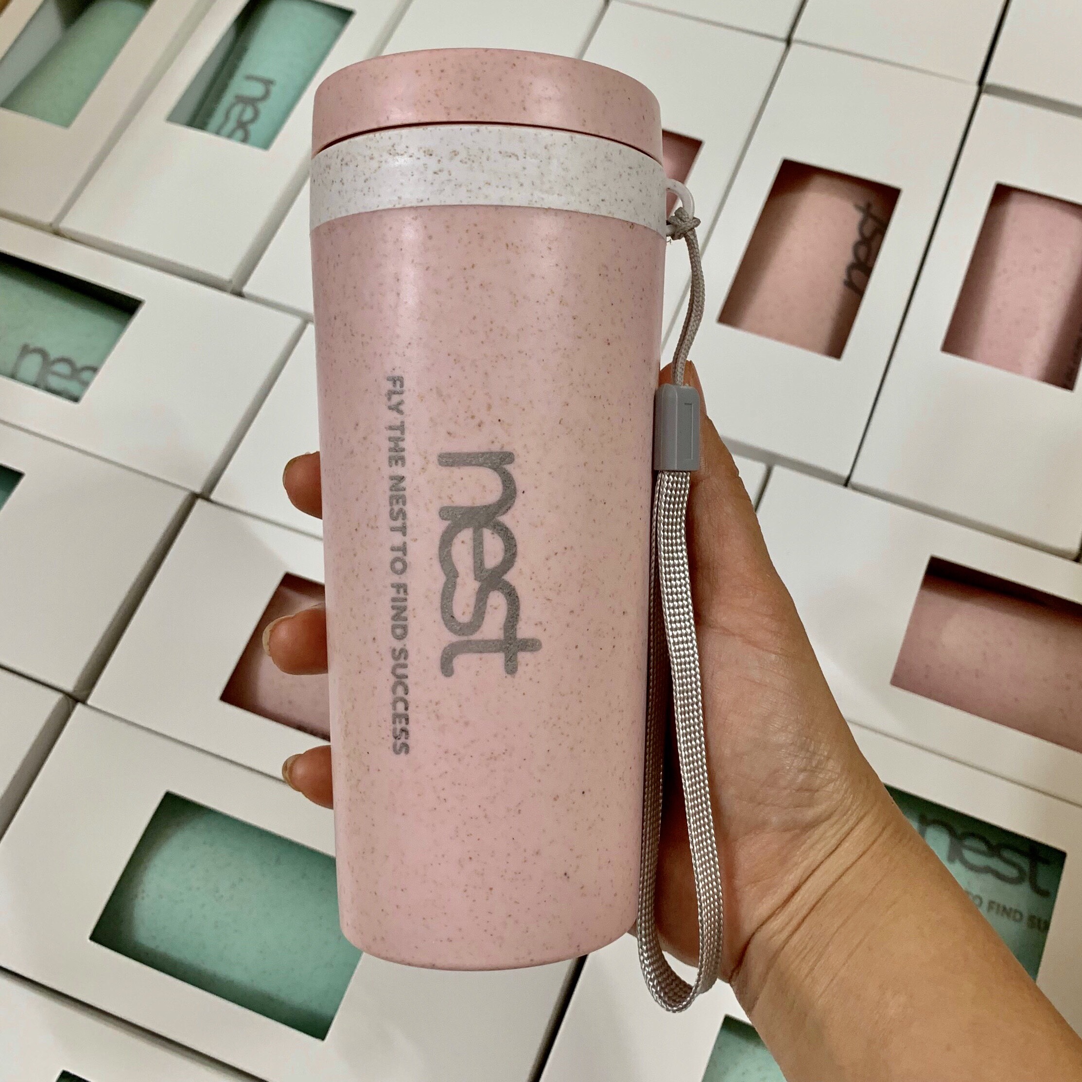 Bình Nước Lúa Mạch Màu Hồng Nắp Xoáy Kèm Dây Đeo – Quà Tặng Tiện Ích