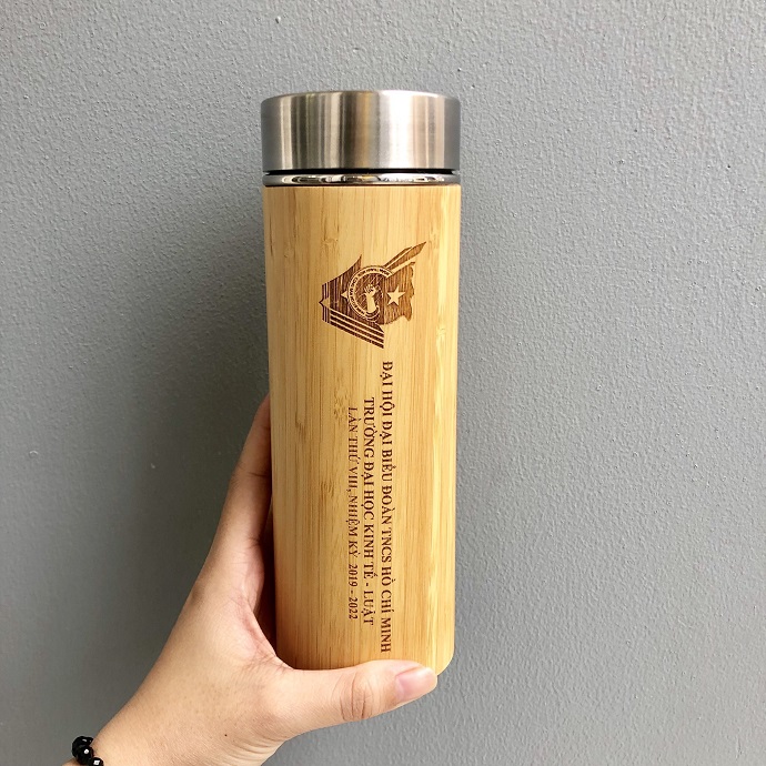 Bình Giữ Nhiệt Vỏ Tre Nắp Inox Cao Cấp – Khắc Laser Sang Trọng