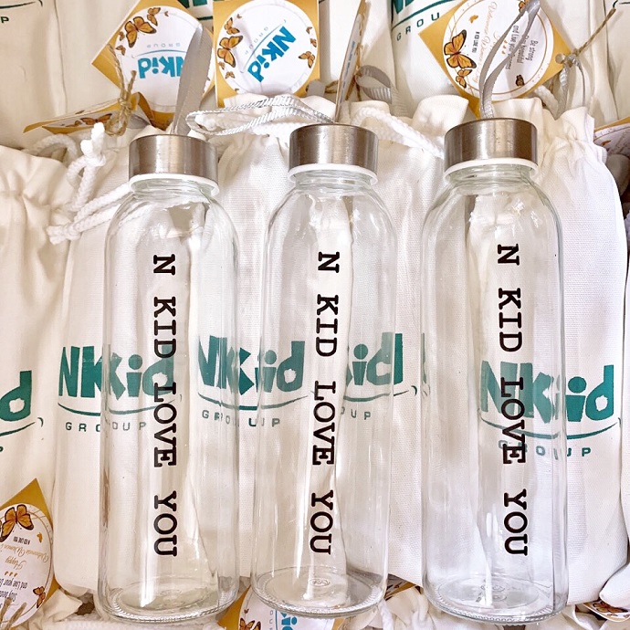 Bình Nước Thủy Tinh Trong Suốt Nắp Inox Dáng Trụ Dài – Quà Tặng Cao Cấp