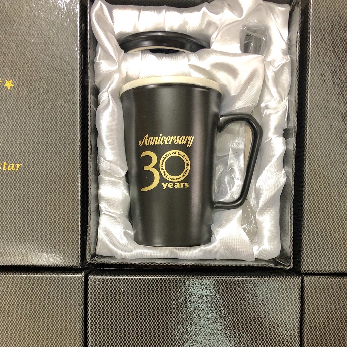 Cốc Sứ Quà Tặng Màu Đen In Vàng – Ly Sứ Kèm Nắp & Muỗng Cao Cấp