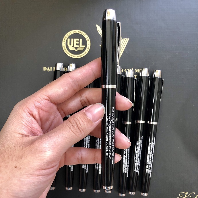 BKL 86 - Bút Kim Loại Logo Đại Học Kinh Tế Luật Màu Đen - Quà Tặng Cao Cấp