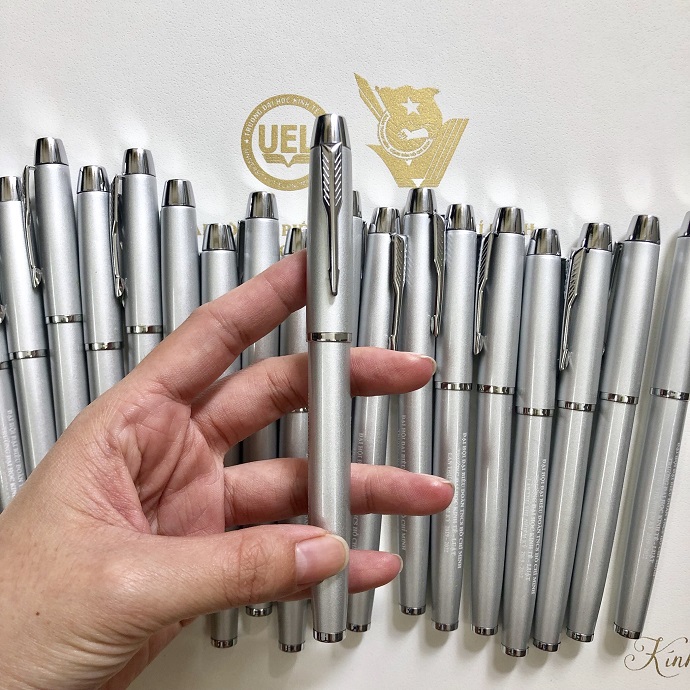 Bút Kim Loại Màu Bạc Khắc Laser Cao Cấp – Viết Mực Xanh Êm, Sang Trọng