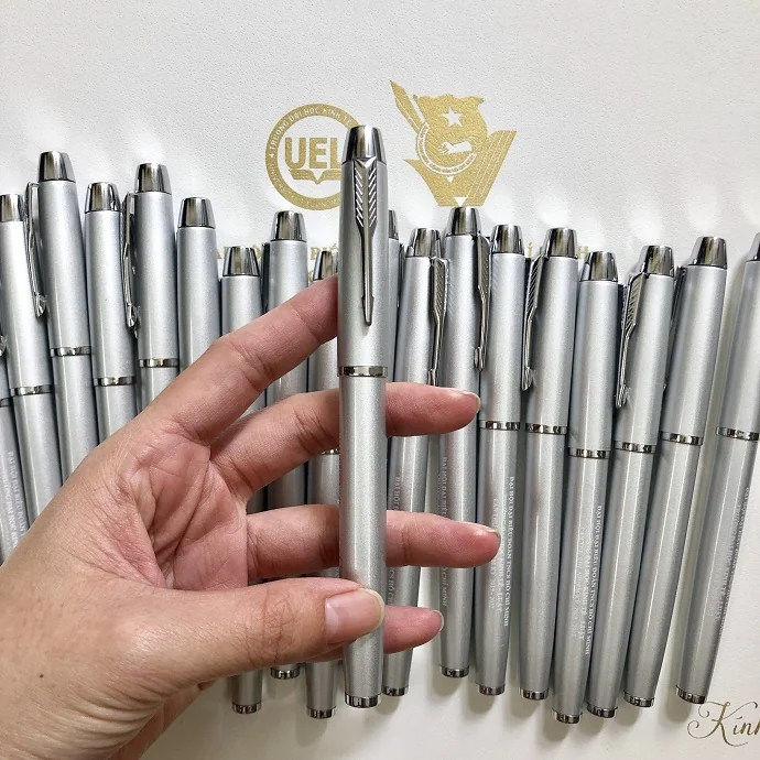 Bút Kim Loại Màu Bạc Khắc Laser Cao Cấp – Viết Mực Xanh Êm, Sang Trọng