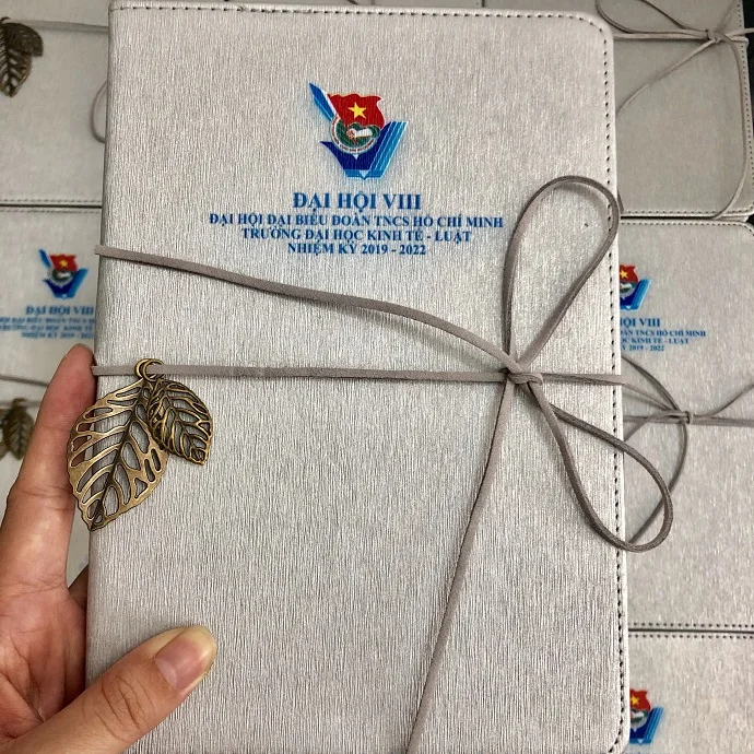 Sổ Tay Bìa Vải Xám Buộc Dây Charm Lá – Thiết Kế Cao Cấp, Sang Trọng