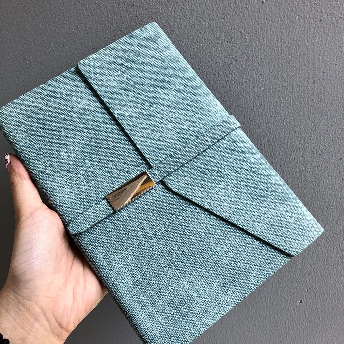 Sổ Tay Bìa Vải Cao Cấp – Khóa Gài Kim Loại Sang Trọng