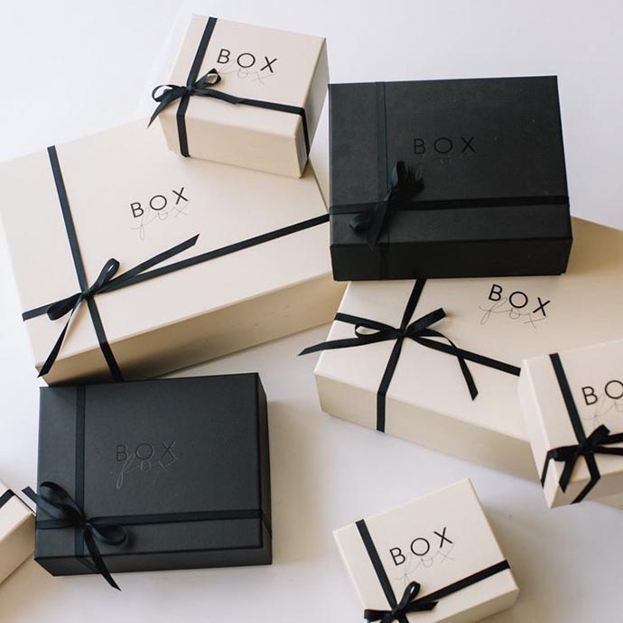 Hộp quà cứng nắp rời – màu đen trắng – kèm ruy băng – in logo