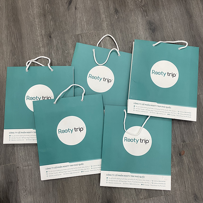 Túi giấy Rooty Trip – thiết kế xanh sang trọng, in logo theo yêu cầu