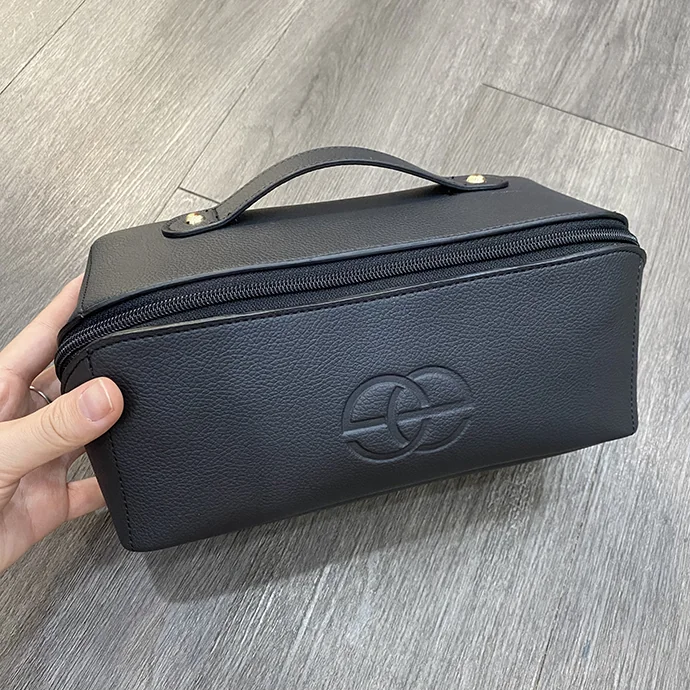 Túi Đựng Mỹ Phẩm Da PU Màu Đen Có Quai Xách – Quà Tặng Doanh Nghiệp Sang Trọng