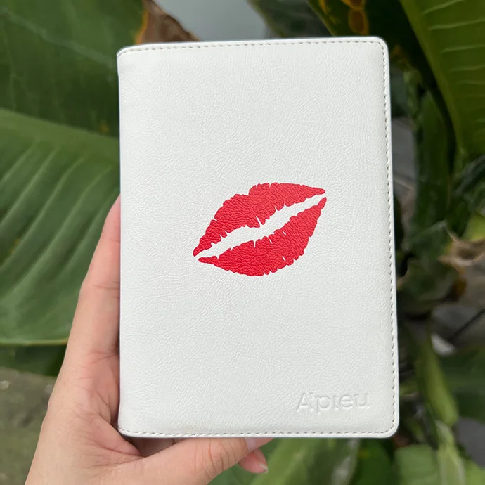 Ví Đựng Hộ Chiếu Da PU Trắng In Hình Môi Đỏ A’pieu