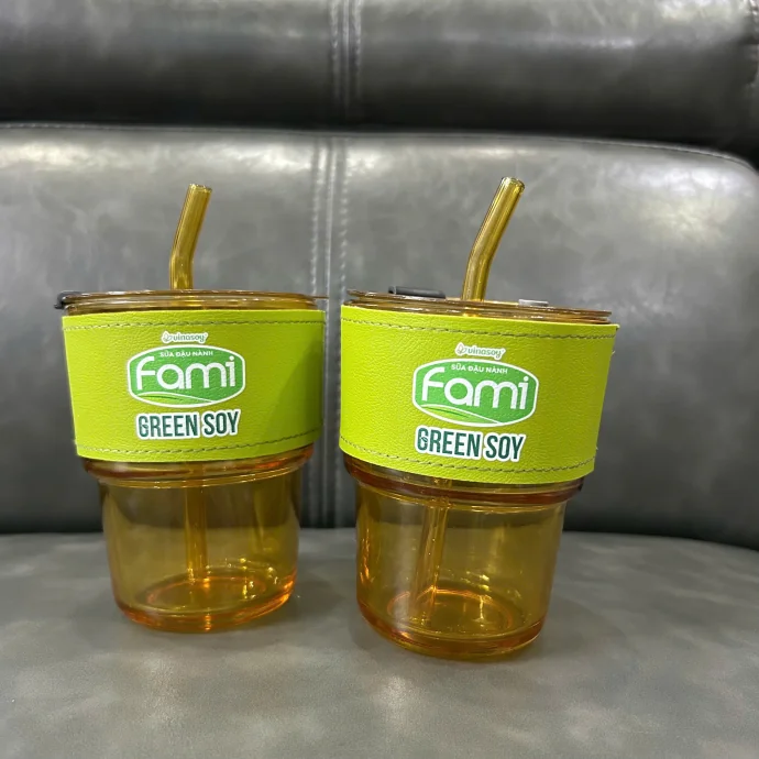 Ly Thủy Tinh Bọc Da In Logo Theo Yêu Cầu – Sang Trọng, Chuyên Nghiệp