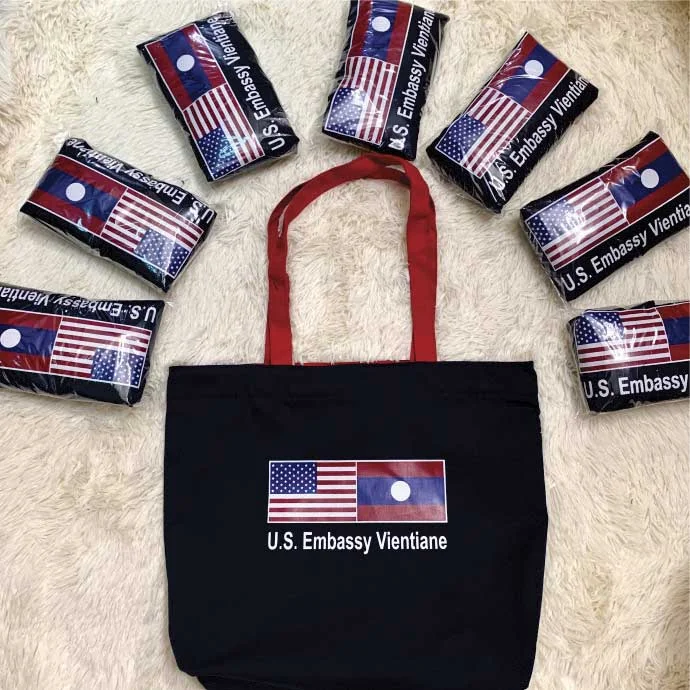 Túi tote vải đen quai đỏ in logo theo yêu cầu