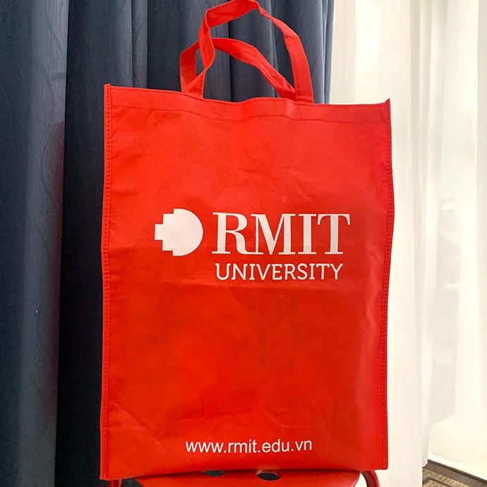 Túi vải không dệt màu đỏ in logo theo yêu cầu