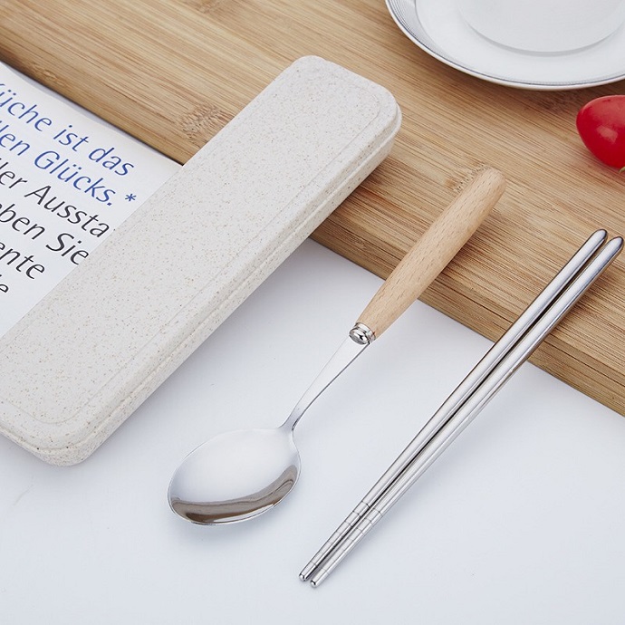 Bộ Muỗng Nĩa Cán Gỗ Kèm Hộp Đựng – Dụng Cụ Bàn Ăn In Logo Theo Yêu Cầu