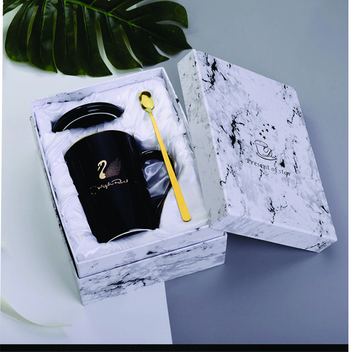 Bộ Ly Sứ Đen Cao Cấp Kèm Muỗng Vàng In Logo Doanh Nghiệp – Hộp Quà Vân Đá Sang Trọng