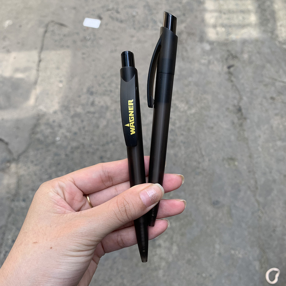 Bút Bi Nhựa Màu Đen Cài Bút Bản Lớn In Logo Quảng Cáo - Quà Tặng Quảng Bá Thương Hiệu