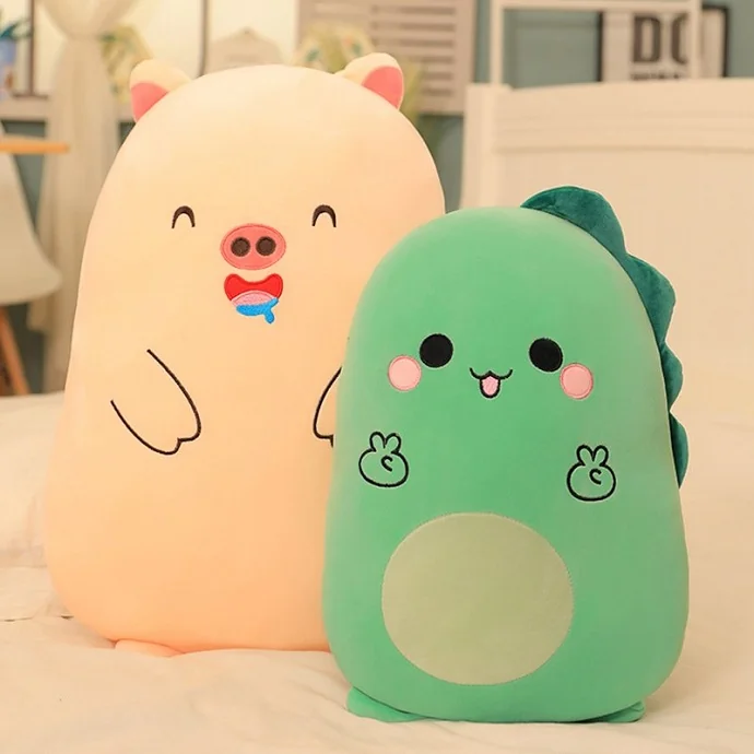 Gối ôm thú bông đôi (Heo + Khủng long) in/thêu logo theo yêu cầu – nhận thiết kế theo mẫu, quà tặng doanh nghiệp
