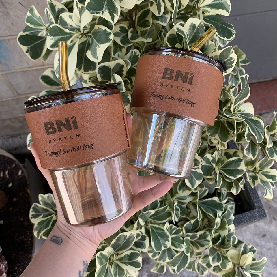 SS 04 - LY THỦY TINH BỌC DA KÈM ỐNG HÚT KHẮC LOGO BNI THEO YÊU CẦU