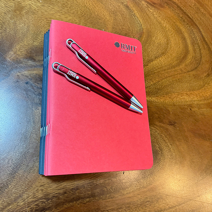 Bút Bi In Logo RMIT- In Logo Theo Yêu Cầu – Quà Tặng Doanh Nghiệp Giá Tốt