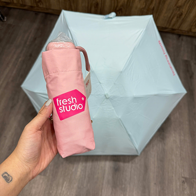 Dù Gấp Gọn Màu Xanh và Hồng In Logo Theo Yêu Cầu – Thời Trang & Quảng Bá Hiệu Quả